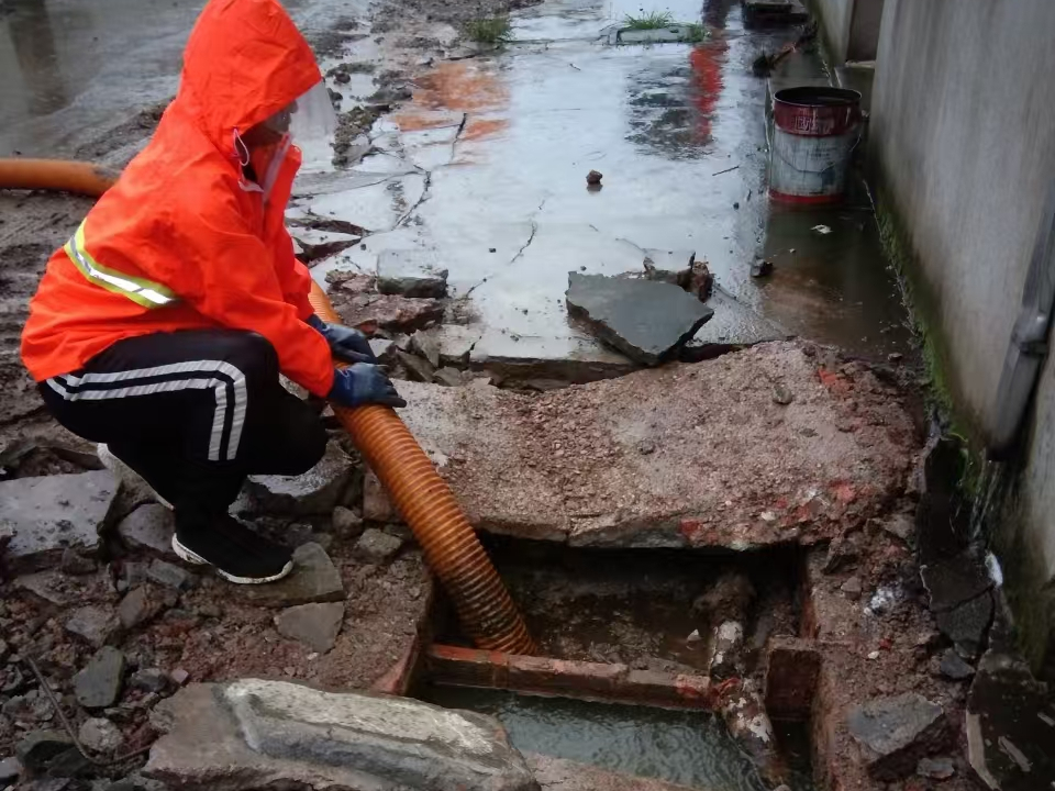 武侯专业清理污水池 炜誉市政以规范流程守护城市 “肠道”